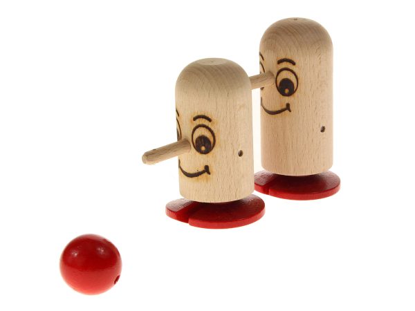 Zwei Holzfiguren mit lächelnden Gesichtern und einem roten Ball davor.