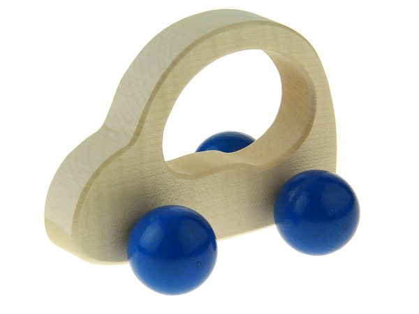 Naturbelassenes Holzauto mit blauen Rädern als nachhaltiges Holzspielzeug aus Handarbeit